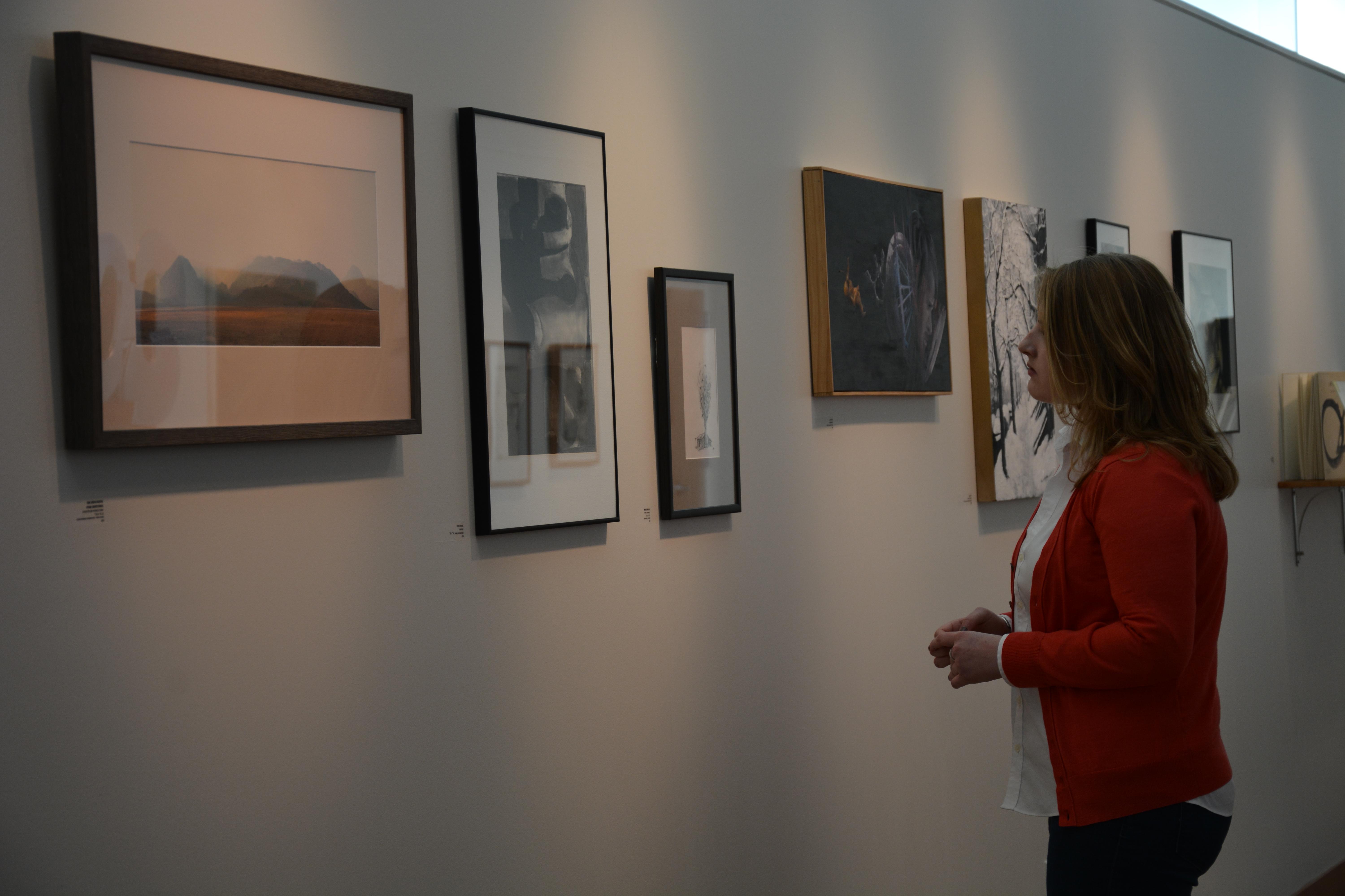 客人看艺术展出在萨利奥托艺术画廊在联合山